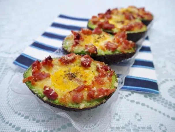 Überbackene Eier in Avocado mit Speck
