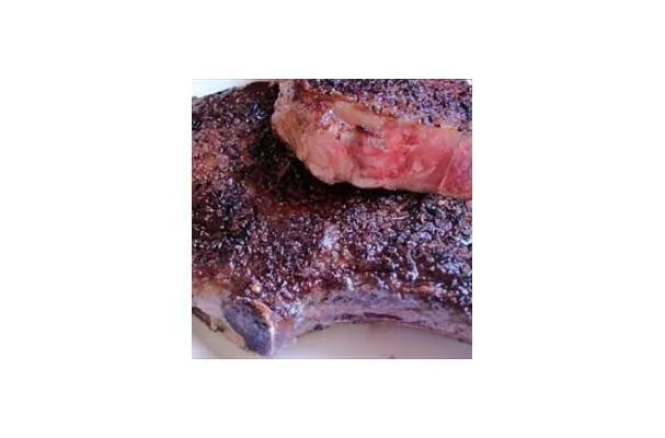 Gebratene Rib-Eye-Steaks mit Kapernsauce