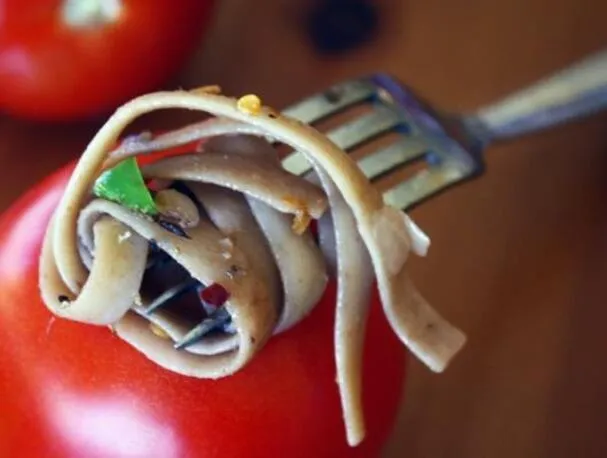 Nudeln mit Sardellen-Walnuss-Sauce