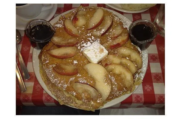Pfannkuchen mit Pfirsich