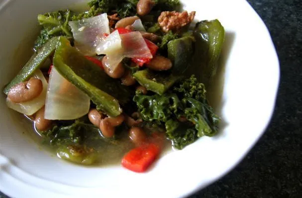 Pintobohnen, geröstete Paprika & Grünkohlsuppe