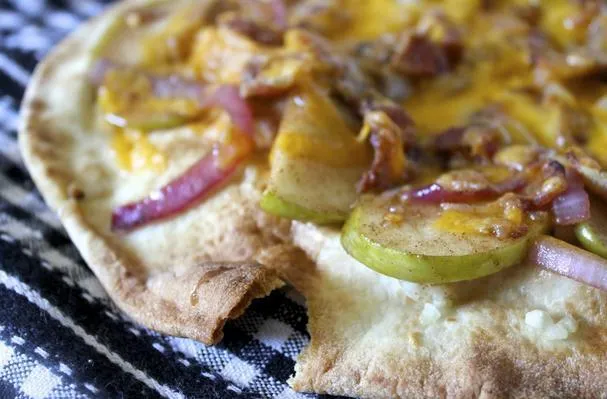 Fladenpizzen mit sautierten Äpfeln und Speck