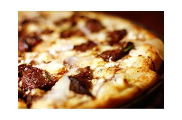 Pizza mit Steak, Blauschimmelkäse und Balsamico-Glasur