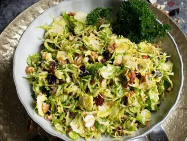 Roher Rosenkohlsalat mit Trockenfrüchten