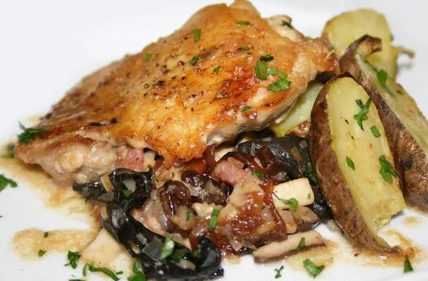 Gebratenes Hähnchen mit Chardonnay-Sauce, Trompetenpilz-Duxelle und Drillingskartoffeln