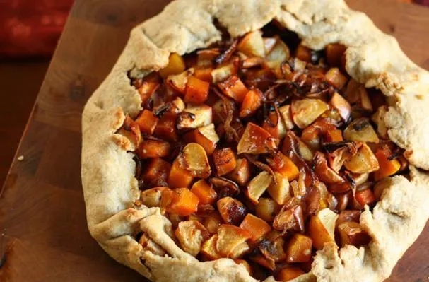 Gerösteter Apfel-Butternusskürbis-Galette mit Senf-Ahorn-Glasur