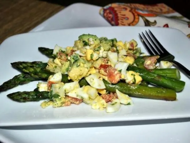 Gebratener Spargel mit Eiersalat