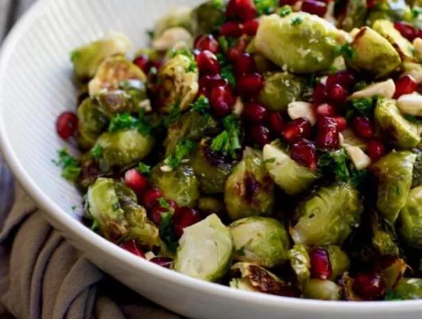 Gebratene Rosenkohl mit Mandeln und Granatapfel