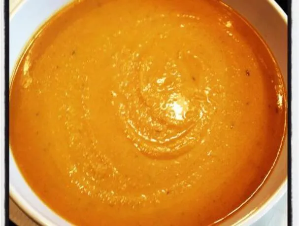 Gebratene Butternusskürbis-Apfel-Suppe