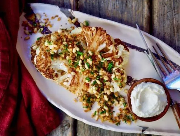 Gebratene Blumenkohlsteaks mit geschlagenem Feta