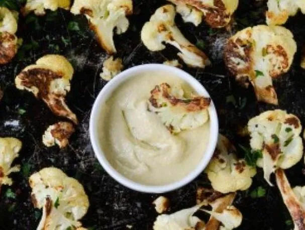 Gebratener Blumenkohl mit Tahini-Sauce