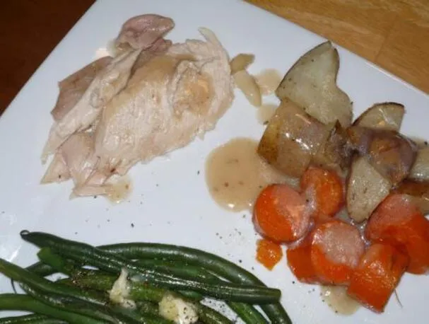 Gebratenes Hähnchen mit Kartoffeln und Karotten