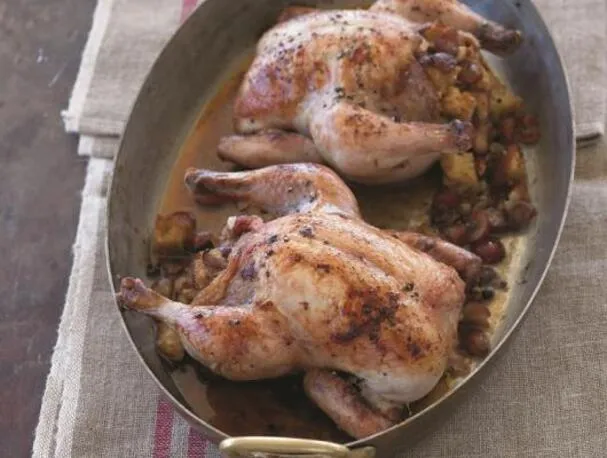 Gebratene Rebhühner mit gewürztem Trauben-Mandel-Dressing