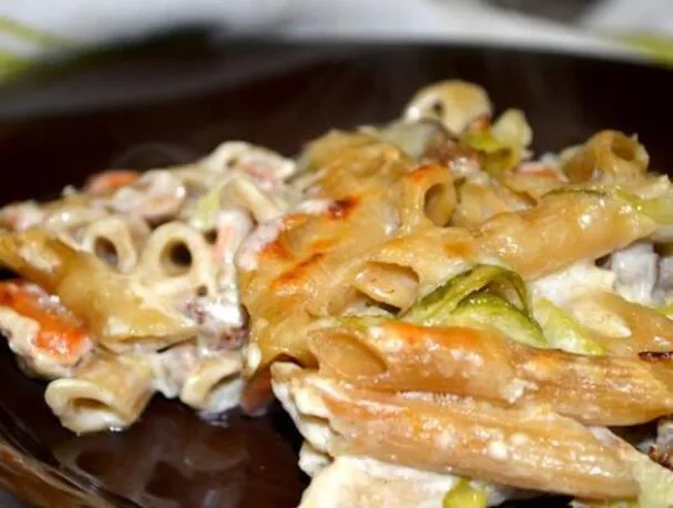 Gerösteter Knoblauch gebackene Penne Primavera