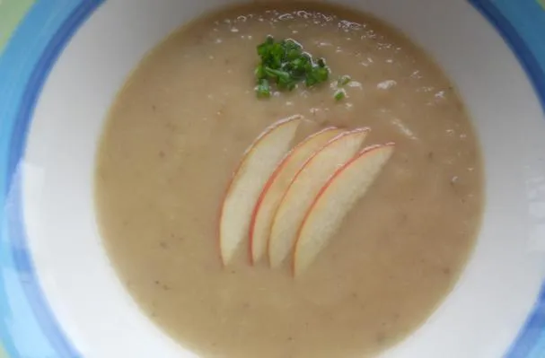 Geröstete Topinambur-, Apfel- und Zwiebelsuppe
