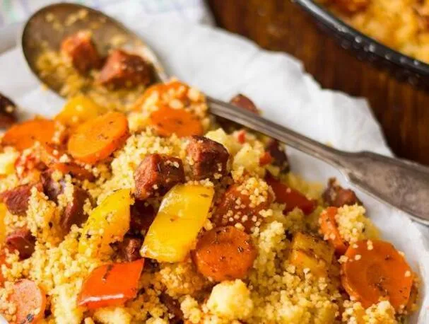 Geröstetes Gemüse Couscous mit Chorizo
