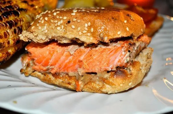 Lachsburger mit Honig-Senf-Meerrettich-Glasur
