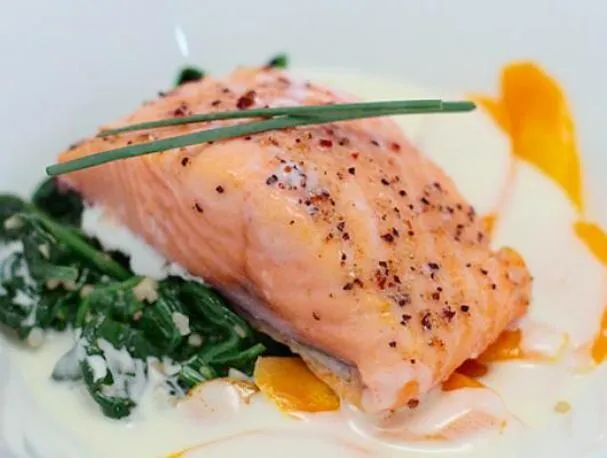 Lachs Confit mit Zitronengras-Sauce