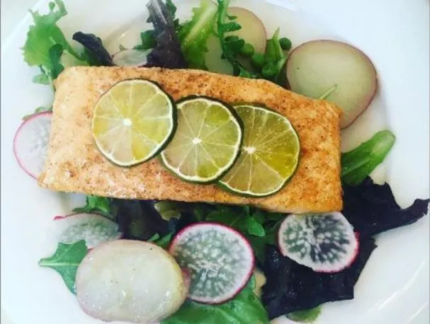 Lachsfilets mit jungem Blattgemüse