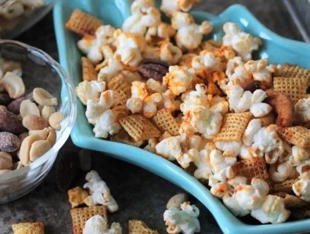 Knuspriger geräucherter Popcorn-Party-Mix