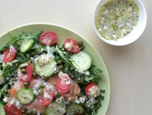 Räucherlachs-Salat mit "Alles-Bagel"-Dressing