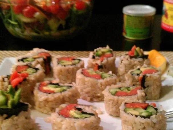 Geräucherter Lachs-Sushi-Rolle mit braunem Reis