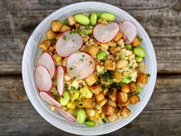 Räucheriger Super-Körner-Bowl mit knusprigem Tofu