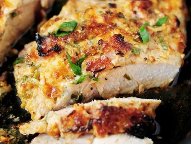 Geräucherte Speck-Schweinekoteletts aus dem Ofen