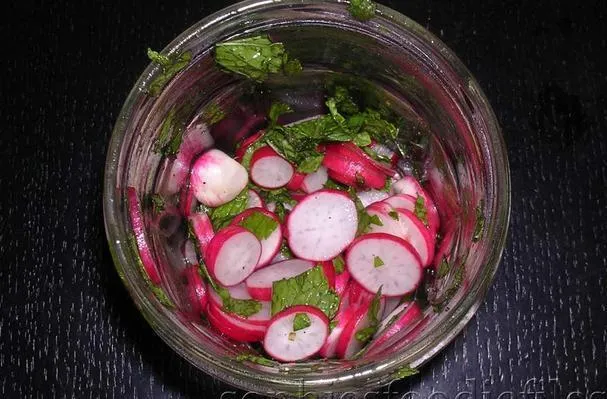 Sophies gekühlte Melonen-Gurken-Suppe mit Radieschen-Minz-Topping
