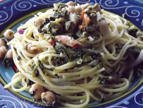 Spaghetti mit Kichererbsen und Feta-Käse