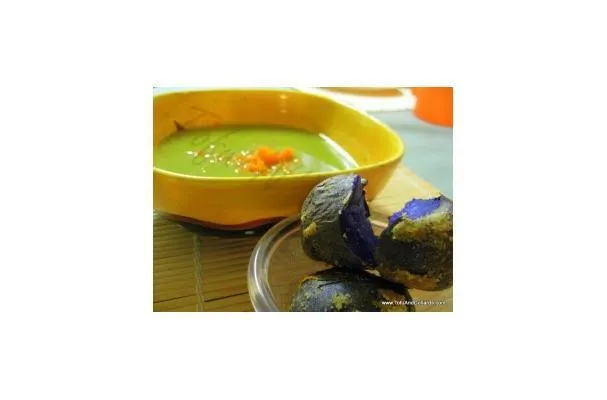 Erbsensuppe mit gebackenen lila Kartoffeln