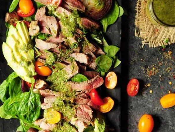 Steak-Salat mit Chimichurri-Sauce