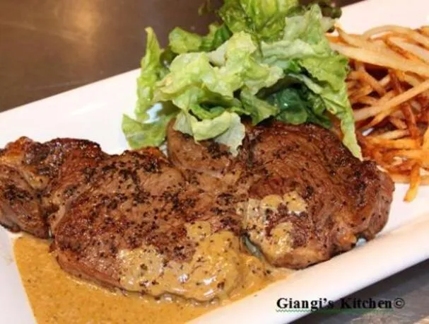 Steak, Frites und Salat