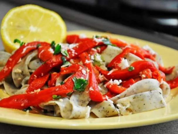 Basilikum-Tagliatelle mit geröstetem rotem Paprikasalat