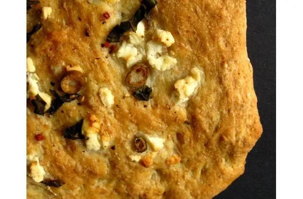 Basilikum-, Oliven- und Feta-Focaccia
