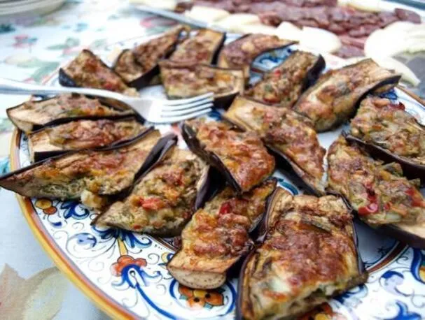 Gefüllte Aubergine: Backen, bis sie goldbraun und sprudelnd ist...