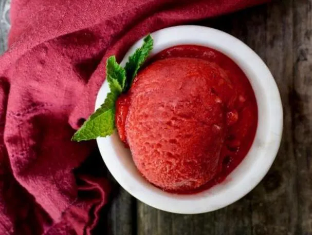 Sommerbeeren-Sorbet