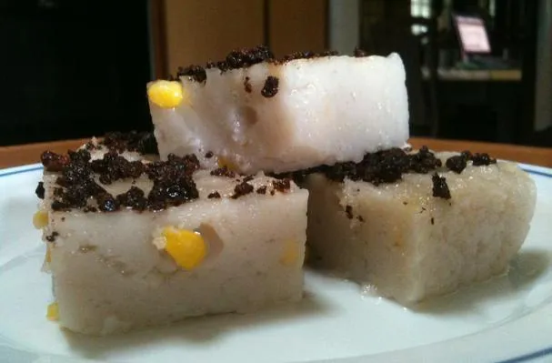 Gesüßtes Reismehl mit Mais und Kokosmilch (Maja Blanca)