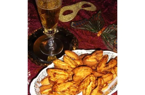 Tagliatelle Dolci Fritte (Süße gebackene Nudeln)