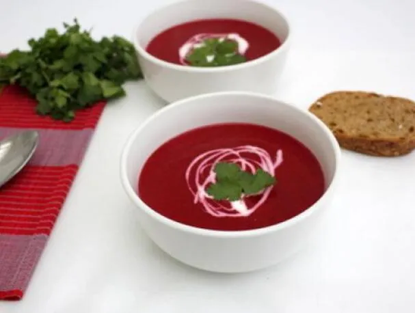 Thailändische Kokos-Rote-Bete-Suppe
