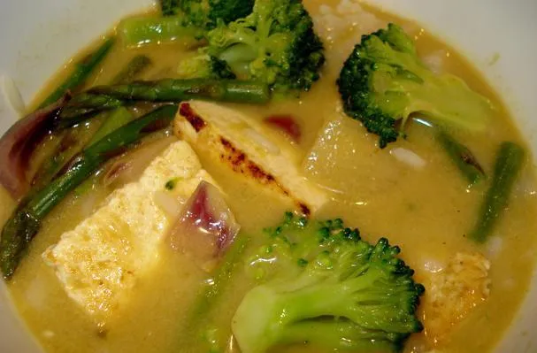Thailändisches Kokosnuss-Grünes-Curry mit Tofu