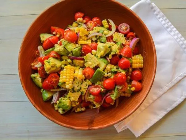Tomaten-, Mais- und Avocadosalat mit Koriander-Limetten-Vinaigrette