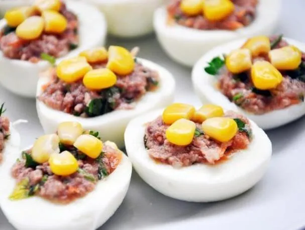 Thunfisch gefüllte hartgekochte Eier