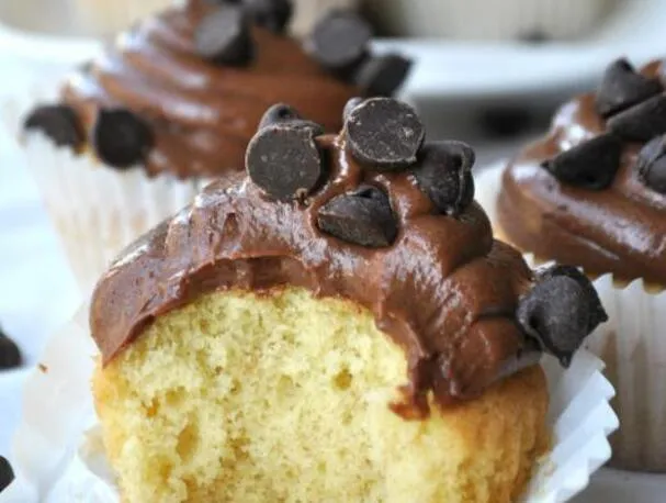 Vanille-Cupcakes + Schokoladen-Ganache-Frosting mit Sauerrahm