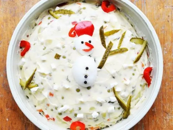 Veganer, fettarmer Olivier-Salat "A La Russe"