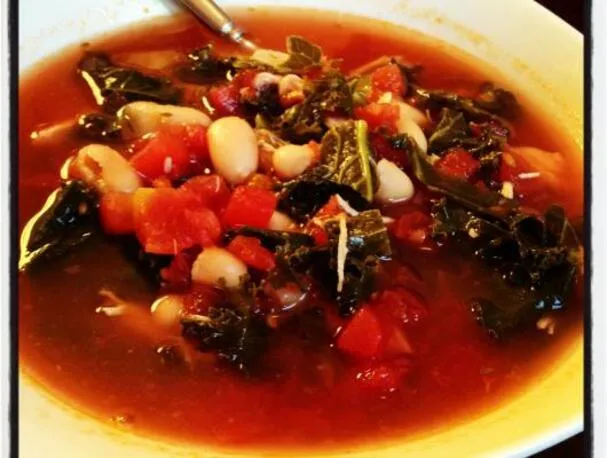 Weiße Bohnen-, Hühner-, Tomaten- und Grünkohlsuppe