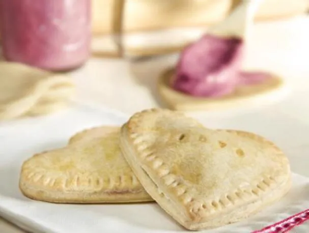 Weiße Schokoladen-Kirsch-Handpasteten