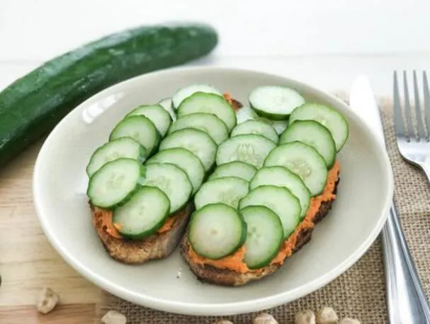 Vollkornbrot mit Hummus und Gurke