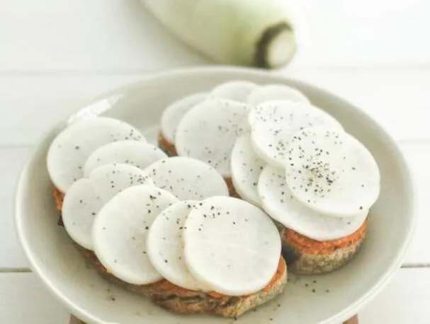 Vollkornbrot mit Hummus und Radieschen