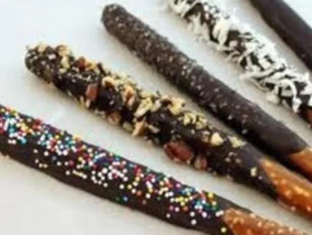 Schokoladenüberzogene Brezelstäbchen